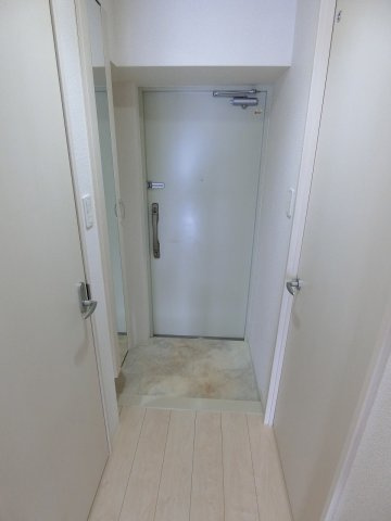 ラフレシーサ医大通りの玄関|ホワイトカラーでまとめた明るい玄関はなんだか元気が出ますね♪