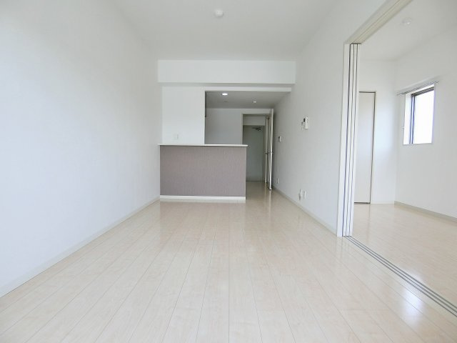 ラフレシーサ医大通りの居間・リビング|明るい色合いのお部屋です♪