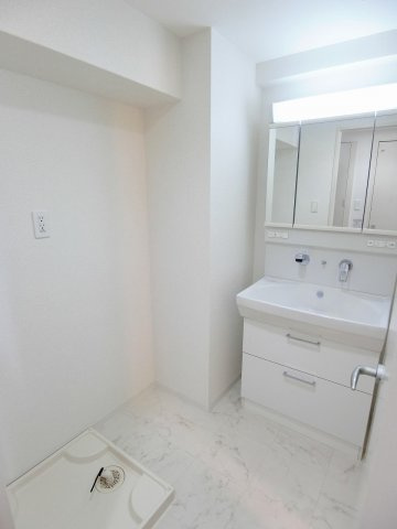 ラフレシーサ医大通りの独立洗面台|使いやすい広さの三面鏡付きの独立洗面台です♪