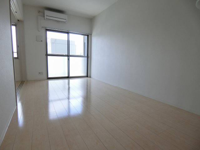 ラフレシーサ医大通りの居間・リビング|エアコン付きの開放的なリビングです