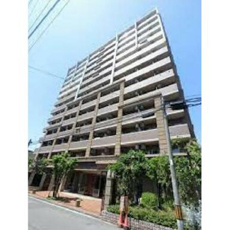 【外観】 | エステムコート梅田・天神橋リバーフロントは2007年7月に竣工した地上13階建て、総タイル貼りの洗練された外観が川沿いにひときわ目を引くマンションで淀川を一望する眺望に恵まれた立地です♪