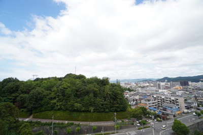 【展望】 | ダイアパレスパークサイド府中 | 【フォレストパノラマビュー】
リビング前にあるバルコニーの椅子に座って、爽やかな風を感じながら見るフォレストパノラマビューには癒されること間違いないですね。
毎日森林浴ができる家では、ストレスフリーで