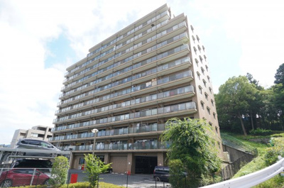 【外観】 | ダイアパレスパークサイド府中 | 【耐震性】
耐震性の高さを判断するポイントは、
建築確認申請日が1981年6月1日以降の
新耐震基準に適合しているかどうか。
震度６程度の大地震でも
建物が崩壊しないレベルが基準になりました。