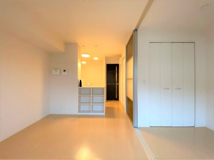 アクシア・プルミエールⅠの居間・リビング|ライトスルードアで洋室と一体でご利用になれます。