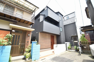 【外観】 | 閑静な住宅街に立地する黒をベースとしたシックなデザイン！