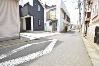 【前面道路含む現地写真】 | 車の交通量は少なめで、小さなお子様でも安心の立地です。