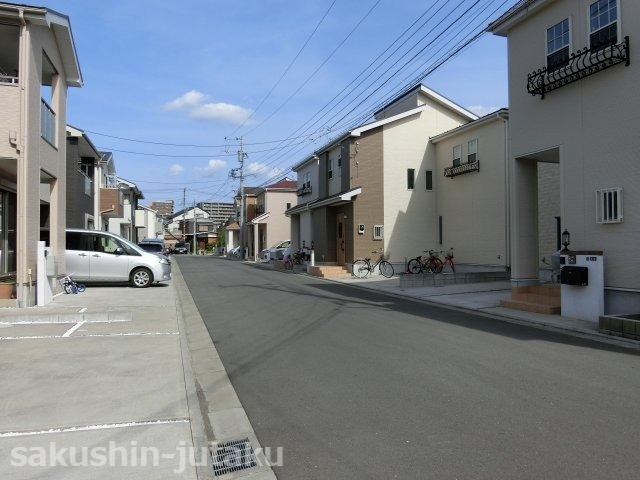 東習志野１丁目　中古戸建の前面道路含む現地写真|北側６ｍ開発道路面