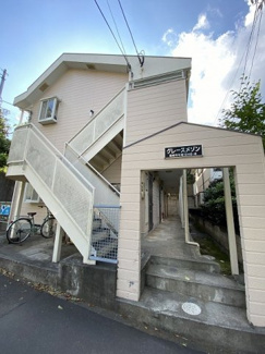 【外観】 | 小田急多摩線「栗平」駅より徒歩8分！スーパーや郵便局が近くて便利な住環境の2階建てアパートです♪