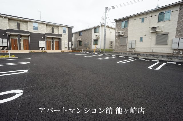 レフィナードＢの駐車場