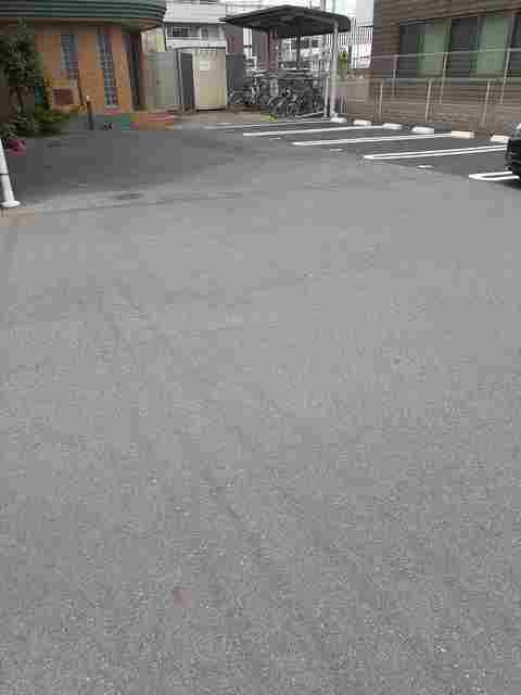 フォレスト裕萌里の駐車場