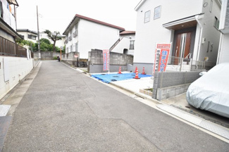 【前面道路含む現地写真】 | 北側4ｍ公道　車の通行はほとんど御座いません。小さなお子様にも安心の立地です。