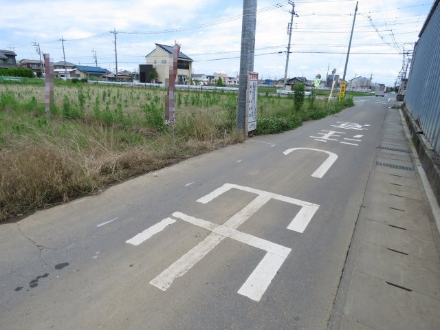 川越市上寺山　売地の前面道路含む現地写真