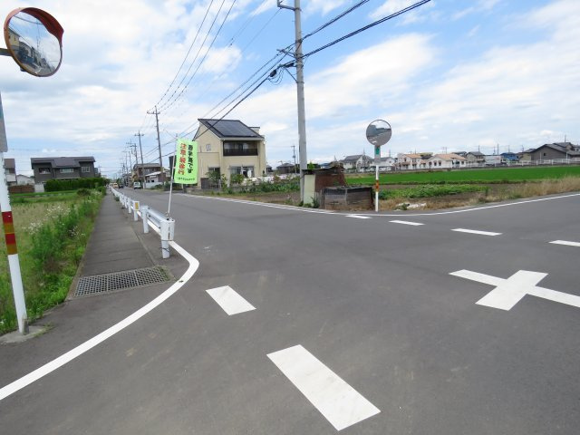川越市上寺山　売地の前面道路含む現地写真