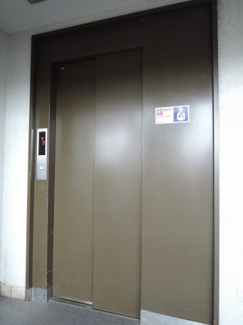 【その他共用部分】 | お買い物時やベビーカーの出し入れに便利なエレベーター付です。