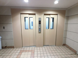 【その他共用部分】 | お買い物時やベビーカーの出し入れに便利なエレベーター付
混雑時にも便利なエレベーター2基付です。