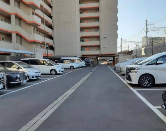 ジュネシオン平井　新　規　リ　ノベーション済　家具付の駐車場
