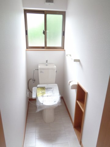 サンフィールドのトイレ|温水洗浄便座付です。