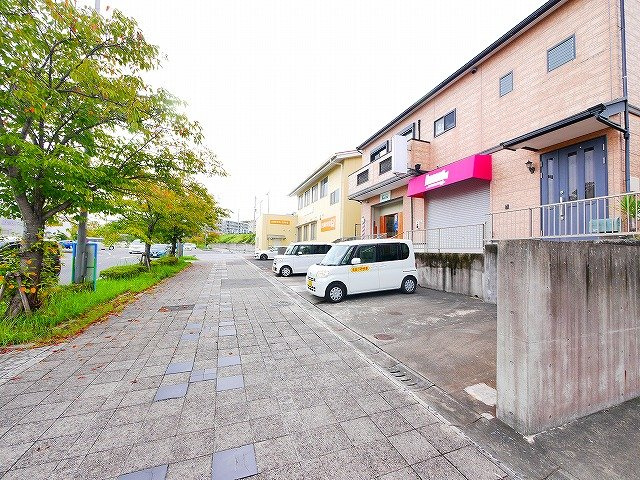 州見台7丁目店舗の駐車場