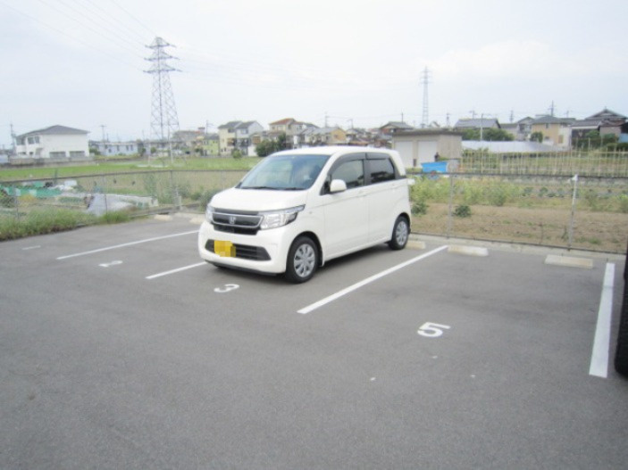 アスコットハイツA棟の駐車場|駐車場があるので、車を買う予定の方も安心です