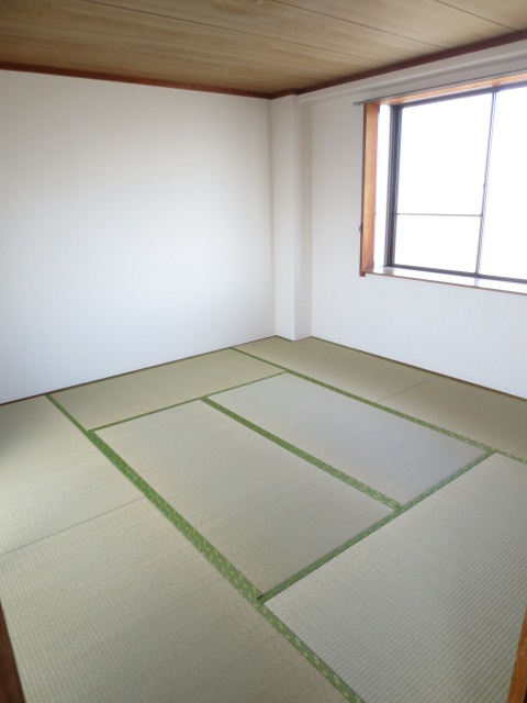 植田マンションの和室|最上階角部屋。2面採光で通風良好な43平米超のゆとりある2DK
