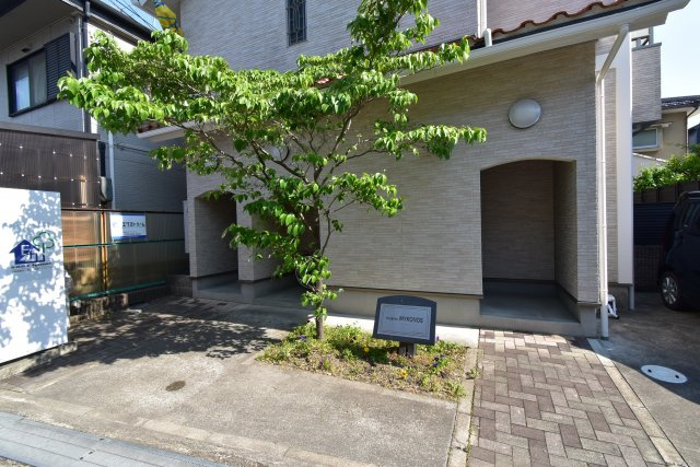 ハイツミコノスのエントランス|落ち着いたエントランスです