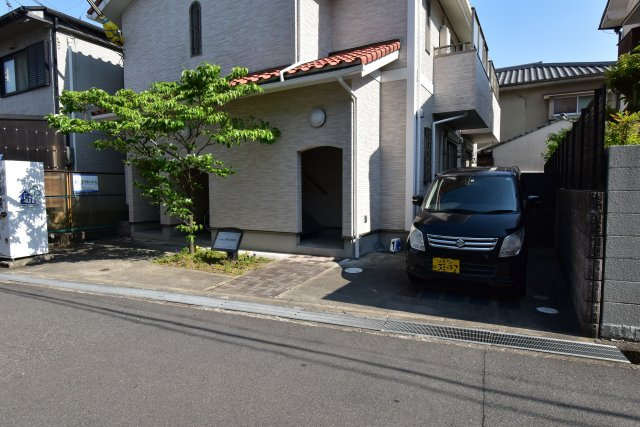 ハイツミコノスの駐車場