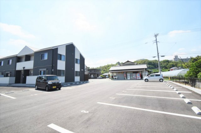 八女郡広川町大字川上のアパートの駐車場|車をお持ちの方に嬉しい駐車場付きの物件です