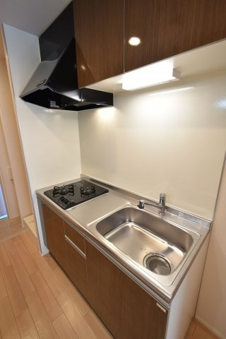ドミール長岡京のキッチン|システムキッチン採用。2口コンロ付きで調理しやすい調理スペース。