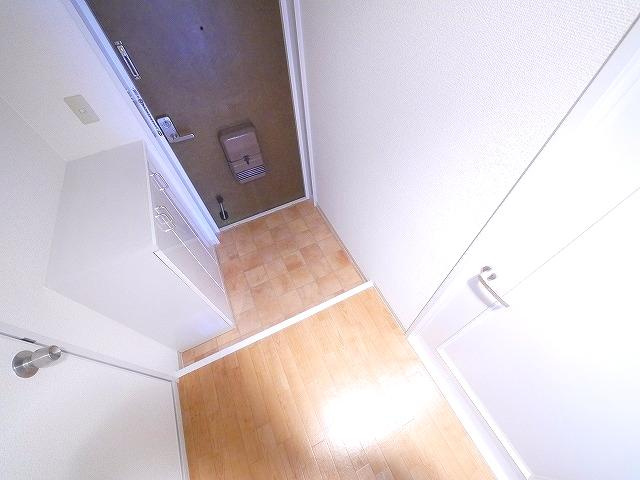 三和平城グランドパレスの玄関|明るい玄関です
