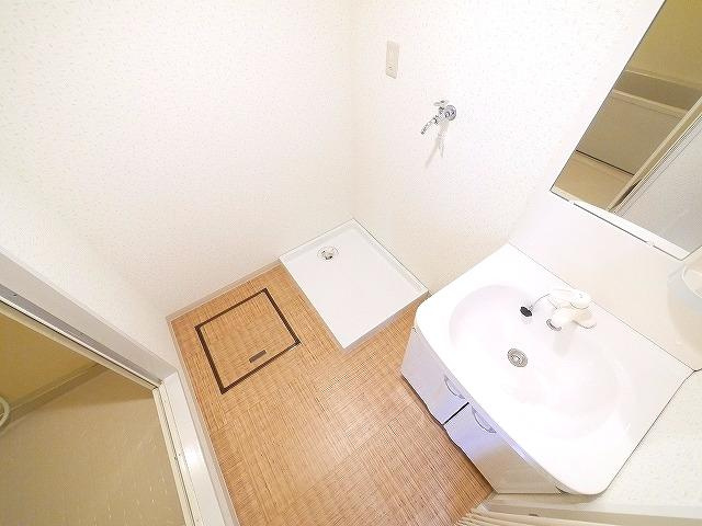 三和平城グランドパレスの設備|室内洗濯機置き場です