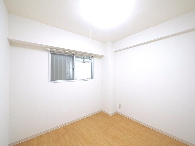 三和平城グランドパレスの洋室|コンパクトで使いやすい洋室です