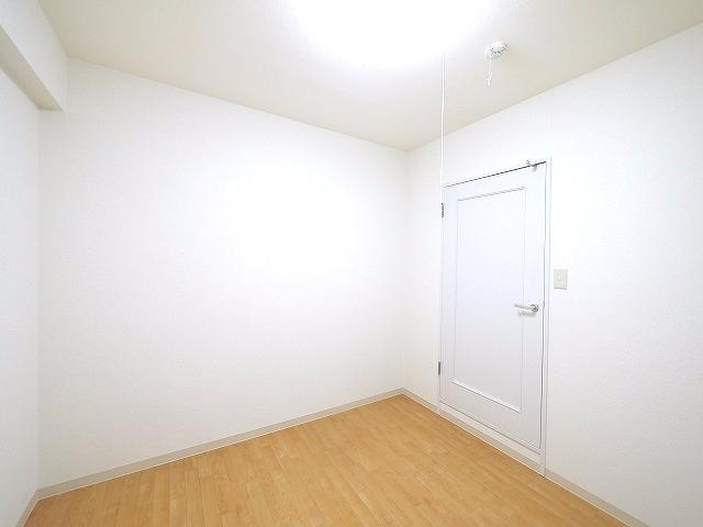三和平城グランドパレスの洋室|個人の部屋や寝室として使える洋室です