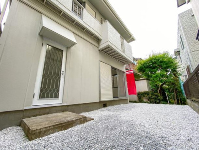 【外観】 | 鎌倉市山崎　戸建 | 敷地の南側には大きなお庭が付いています。お子様とキャッチボール、家庭菜園、バーベキュースペース等、使い勝手が様々です。