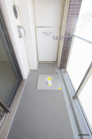 ライブカーサ本町　仲介手数料無料のバルコニー