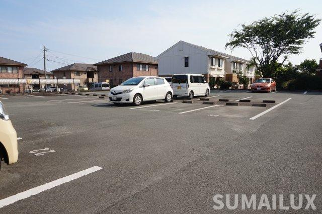 ラフィーネ長嶺の駐車場