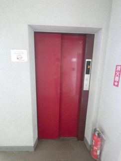 【その他共用部分】 | お買い物時やベビーカーの出し入れに便利なエレベーター付です。