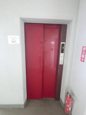 【その他共用部分】 | キャッスル桜木 | お買い物時やベビーカーの出し入れに便利なエレベーター付です。
