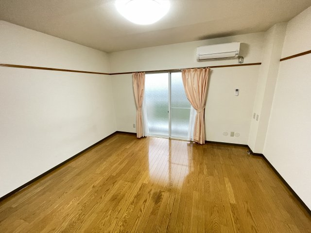 トゥゲザー21B|白基調の落ち着いた洋室