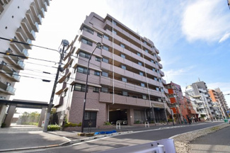 【外観】 | 生活道路に面す、交通量の少ない立地。