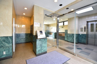 【エントランス】 | 現地見学や資料請求などお気軽にハウス・エージェントまでお問合わせ下さい。
◎TEL：0800-831-2135【通話料無料】◎周辺環境とあわせて現地ご案内致します