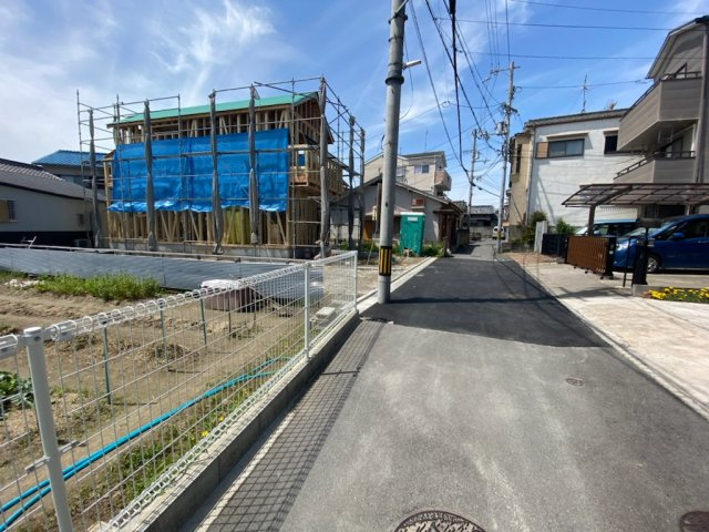 グラッド・タウン三箇３丁目の前面道路含む現地写真|■前面道路の幅員は約４．０ｍ♪♪