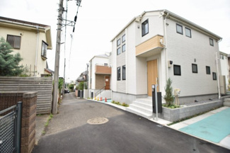 【外観】 | 白を基調とした清潔感のある佇まい。完成済みですのでお客様のご都合に合わせてご内覧可能で御座います。