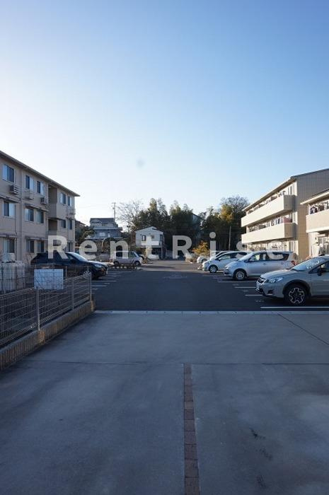 ロイヤルガーデン しおん館 Cの駐車場