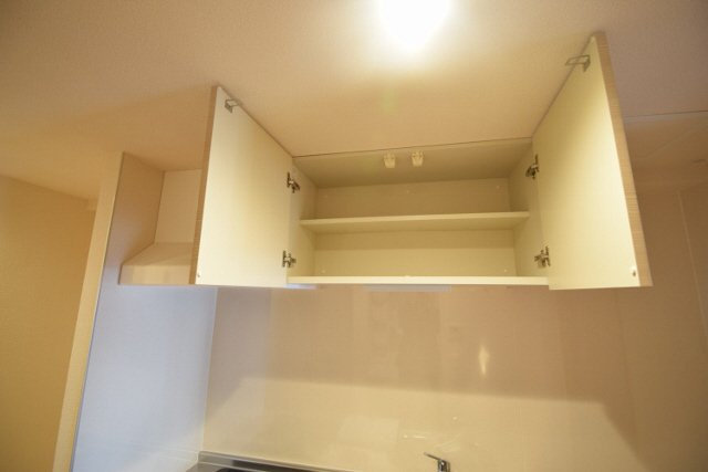 アンクレージュ西船橋のキッチン|キッチン上部に棚あります