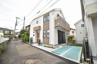 【外観】 | 白を基調とした清潔感のある1棟となりました。ご内覧可能で御座います。