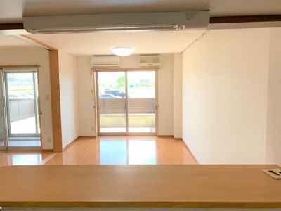【居間・リビング】 | さくらいマンション立野 | こちらのリビングで趣味の時間をお楽しみください