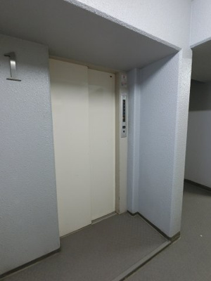 【その他共用部分】 | クリオ磯子壱番館 | お買い物時やベビーカーの出し入れに便利なエレベーター付です。