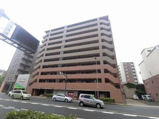 【外観】 | 総戸数５０戸、平成１４年４月築、管理人は日勤勤務につき管理体制良好です♪