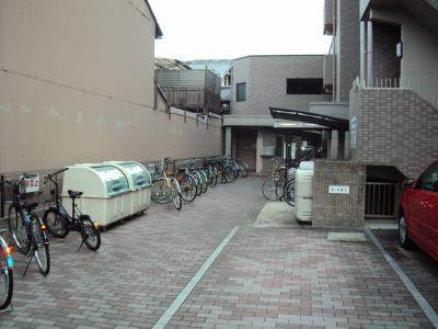 エレガント鴨川Ａ棟の駐車場|駐輪場