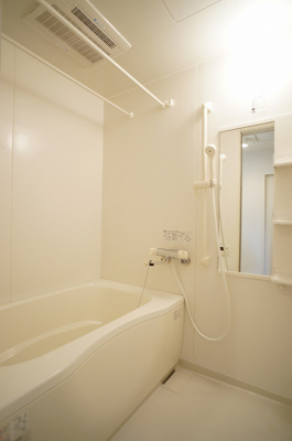 【浴室】 | カーサ・ドマーニ | 追い焚き機能付き給湯、そして浴室乾燥機能のある浴室です。